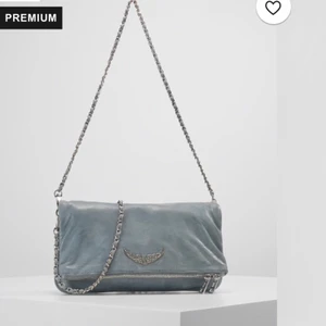 Zadig väska  - Säljer min fina gråa Zadig väska. Nypris :2500kr. Kommer med två kedjor en lång och en kort. Kan gå ner i pris vid snabb affär. Skriv privat för fler bilder (Äkthets bevis finns)