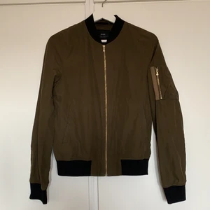 Bomberjacka från zara - En mörk olivgrön bomber jacka köpt från zara, supertunn så den är perfekt för våren och sommaren. Köpt för 400kr. 