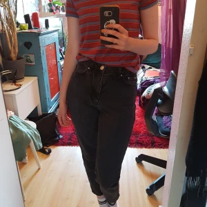 Svarta jeans i storlek 38 - Snygga svarta jeans med korta ben från gina tricot. Säljer eftersom de blivit lite för små för mig tyvärr:// Passar bäst på en liten 38a!