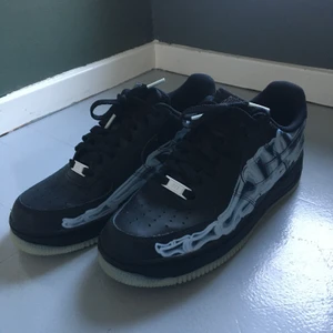 Nike AF1 - Skeleton Black  - Köpta i London på release. Använda ett få tal gånger. Knappt några creases vilket kanske lockar 