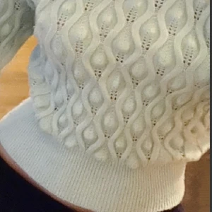 Stickad tröja, Zara - En sjukt fin stickad tröja från Zara. I en så fin färg som verkligen passar perfekt nu till våren. Tröjan är i bra skick och är endast använd ett fåtal gånger. Tröjan är helt slutsåld o finns inte kvar på Zara längre. Har vanligtvis storlek xs-s men denna är i storlek m o passar ändå sjukt fint på. Buda gärna privat💕💕