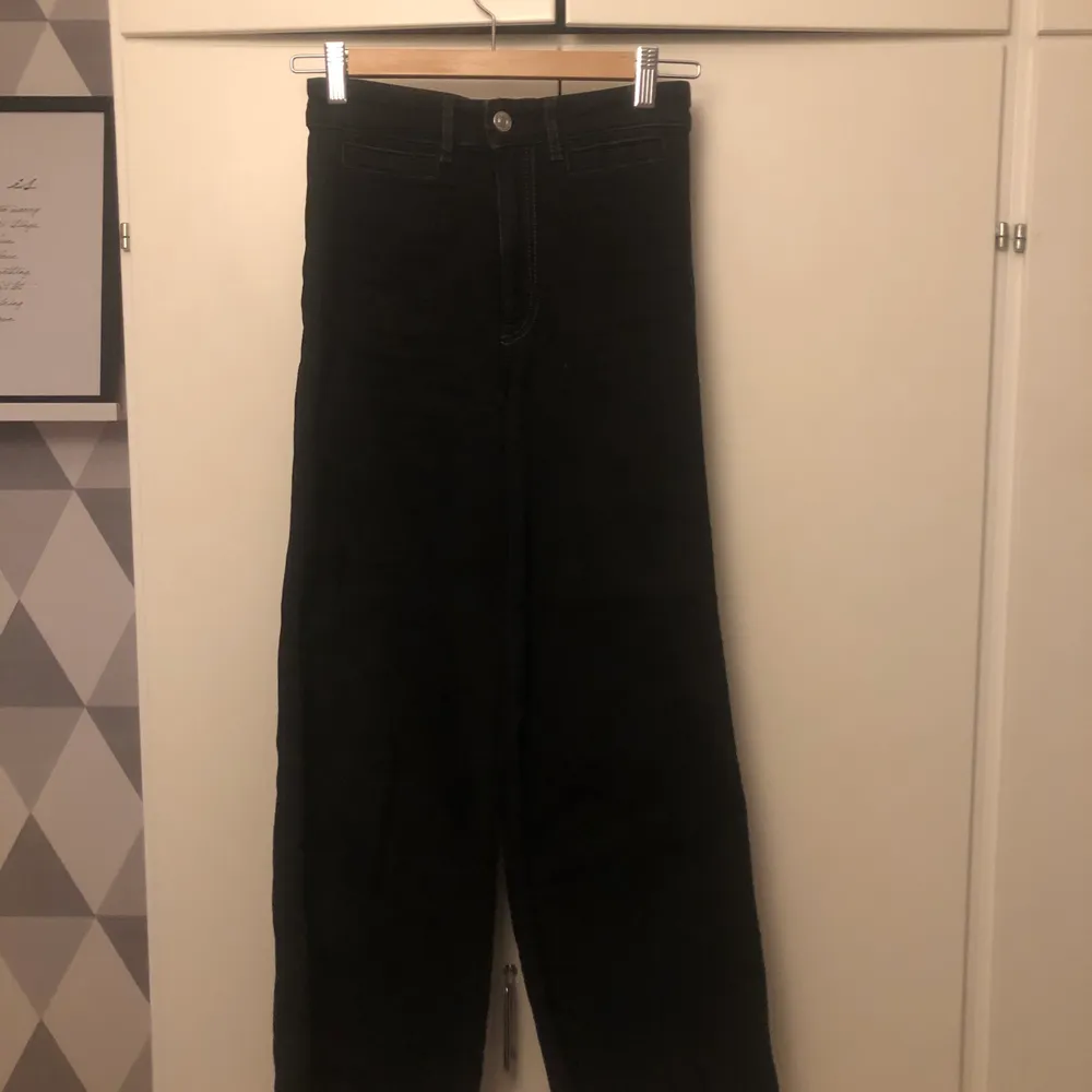 Svarta ankel jeans från h&m i storlek 34 med rå kant ned till och vida ben. Jag kan mötas upp i stockholm och frakta men köparen står för frakten. Jeans & Byxor.