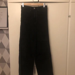 Svarta ankel jeans med vida ben stl 34 - Svarta ankel jeans från h&m i storlek 34 med rå kant ned till och vida ben. Jag kan mötas upp i stockholm och frakta men köparen står för frakten
