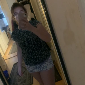 Tröja - Deta är en blommig tröja  som passar aldra bäst på sommaren men pasar också på alla årstider 