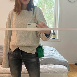 Grön väska  - grön väska med guldiga detaljer. Längden på bandet går att ändra! Väskan är oavänd, säljer då den tyvärr inte kommer till användning 💚