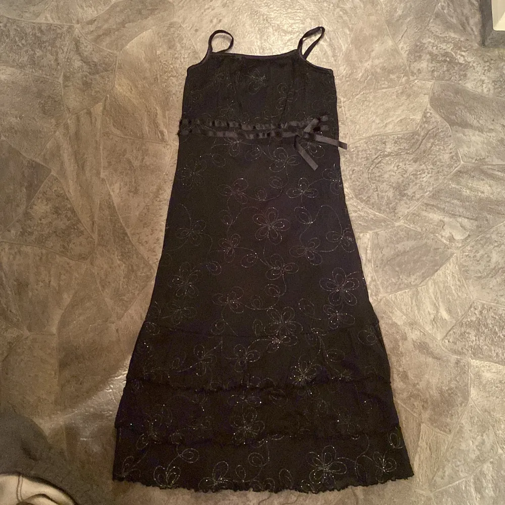 En svart tajt klänning i storlek 158/164 från WeTweens! Säljes för 30kr exl. frakt . Klänningar.