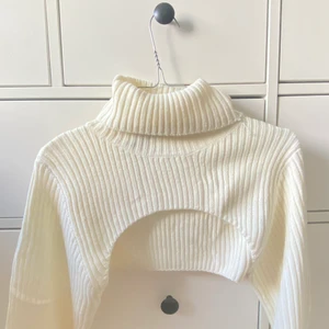 Halv stickad polotröja - Säljer denna vita halvstickade polotröjan från Hm som är slutsåld.💖💖Storlek:S