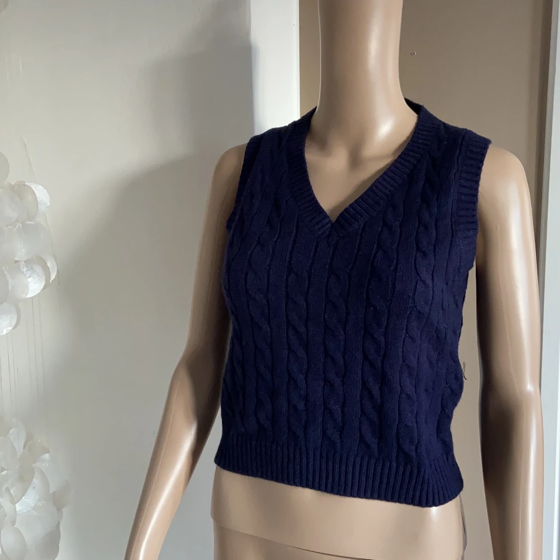 VÄST OANVÄND STICKAD