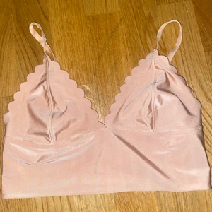 Bh/topp  - En ljus beige-rosa topp i storlek M. Gjord av polyester. Den är inte randig!! Blixten som reflekterar bara 