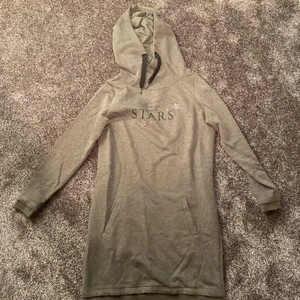 Mjukis klänning  - Säljer en mörk grå mjukis klänning. Väldigt skönt material, aldrig använt. Storlek S och kostar 50kr. 