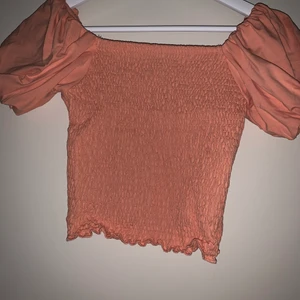 Sommar topp - Superfin topp från gina tricot , aldrig använd så i ny skick! Puffiga & fylliga axlar, kan användas som off shoulder & som vanligt! 