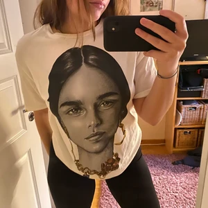 T-shirt - Vit lite längre t-shirt från zara med tryck på. Skriv vid frågor. Köpare står för frakt 