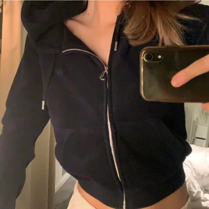 Juicy couture tröja - Säljer min super fina hoodie ifrån juciy couture i färgen mörkblå då den inte kommer till använding, i storlek S.💗 Hör gärna av er om du är intresserad, ursprungs priset var 1100kr