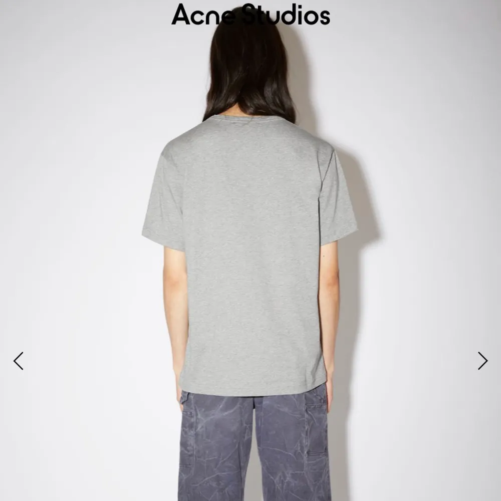 oanvänd acne t-shirt i grå, frakt tillkommer! 😊 nypris 1000kr. T-paidat.