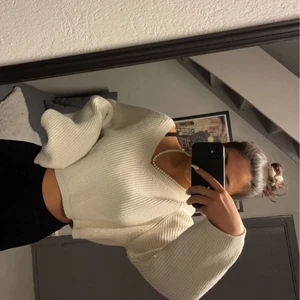 Stickad tröja - Säljer denna fina stickade tröjan då den bara ligger i garderoben🤗 har använt den ca 1-2 gånger. Köparen står för frakten💕