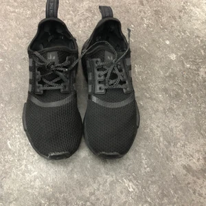 NMD_R1 SHOES - Säljer mina adidas skor använd några gånger de är i ett bra skick. De passar perfekt till gymmet eller som  vardags skor 