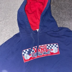 Hoodie vans, blå och röd, storlek 38 - Jätte fin hoodie som kan fortfarande användas, den har inga hål eller något likadant, den är storlek 38 som passar alla! Både tjej och kille kan ha den, den passar alla! 