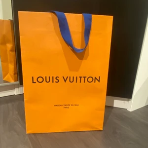 Louis Vuitton påse  - Liten lv påse. Säljer för 50 kr 