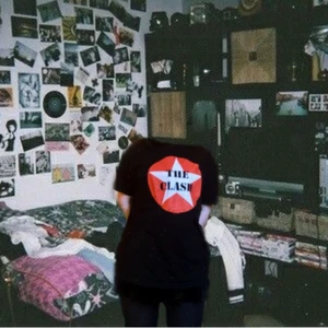 The Clash T-shirt - T-shirt av punkbandet The Clash. Originalpris: 250kr. Sitter lite halft oversize på mig som är medium och 170cm lång. Säljer pga att den inte kommer till användning.