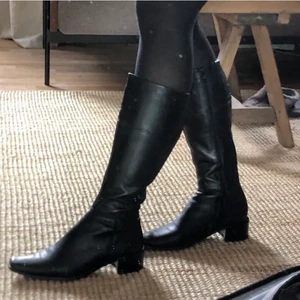 Svarta vintageboots  - Svarta vintageboots från 90-talet, inget slitage. De är tvättade och omklackade med tyst sula, från förra ägaren här på plick! Bilderna är från förra ägaren, kan skicka egna om så önskas. Storlek 37, försmå för mig som vanligtvis har 38/39 🖤 köpta för 500kr