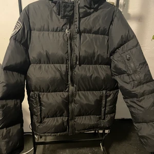 D.brand Jacka (vinterjacka/dunjacka) - Jätte varm och härlig vinterjacka från Dbrand. Jackan har ett hål i ena armen (se bild) går säkert att sy om man vill.