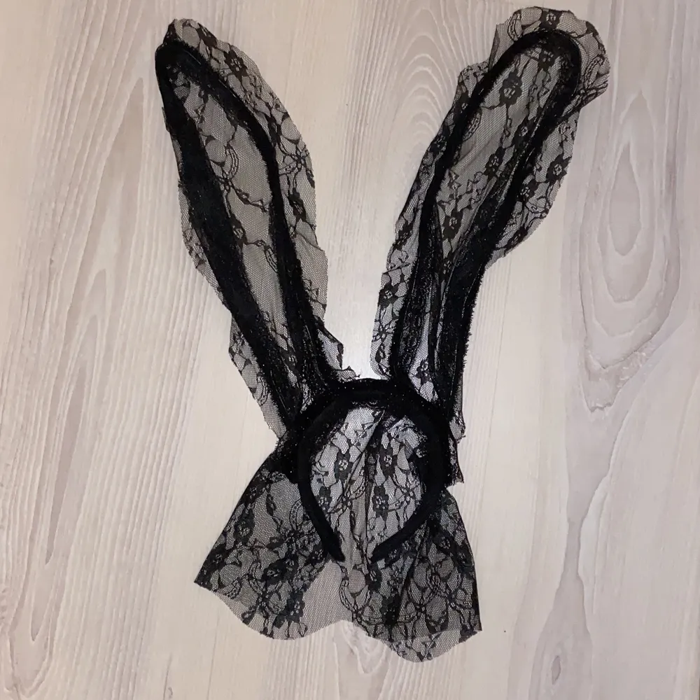 svart spets kaninöron, passar till utklädnad eller halloween 🧡 as snygga, går även att forma exakt hur man vill! . Accessoarer.