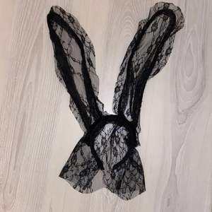 svart spets kaninöron, passar till utklädnad eller halloween 🧡 as snygga, går även att forma exakt hur man vill! 