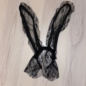 halloween kaninöron - svart spets kaninöron, passar till utklädnad eller halloween 🧡 as snygga, går även att forma exakt hur man vill! 