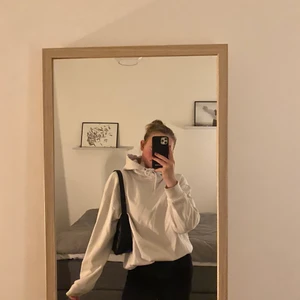 Vit hoodie - Jättesnygg vit hoodie som passar till allt. Supermjuk och mysig att ha på sig🥰