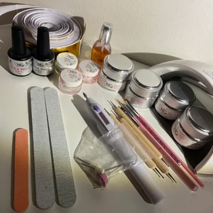 Nagelkit - Säljer mina nagelgrejer. Allt är använt förut filarna. Vissa gel är mer än andra. I bra skick. Jag vet inte riktigt vad frakten blir men jag löser det. Köparen står för frakt✨