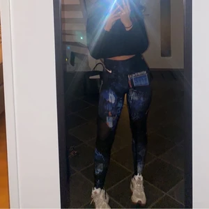Tränings tights  - Super coola tränings tights från Nike, i fint skick! Skriv för frågor, frakt tillkommer❣️. Skriv endast vid seriösa frågor eller om du faktiskt är intresserad av att köpa 🥰🤩