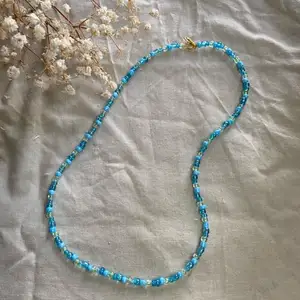 Pärlhalsband super fin med guld detaljer och med blå fina pärlor kollar man på nästa bild får man se den på! 💗 frakt 13kr