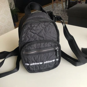 Adidas - Jättefin liten ryggsäck från Adidas. Aldrig använt. Frakt ingår inte💕
