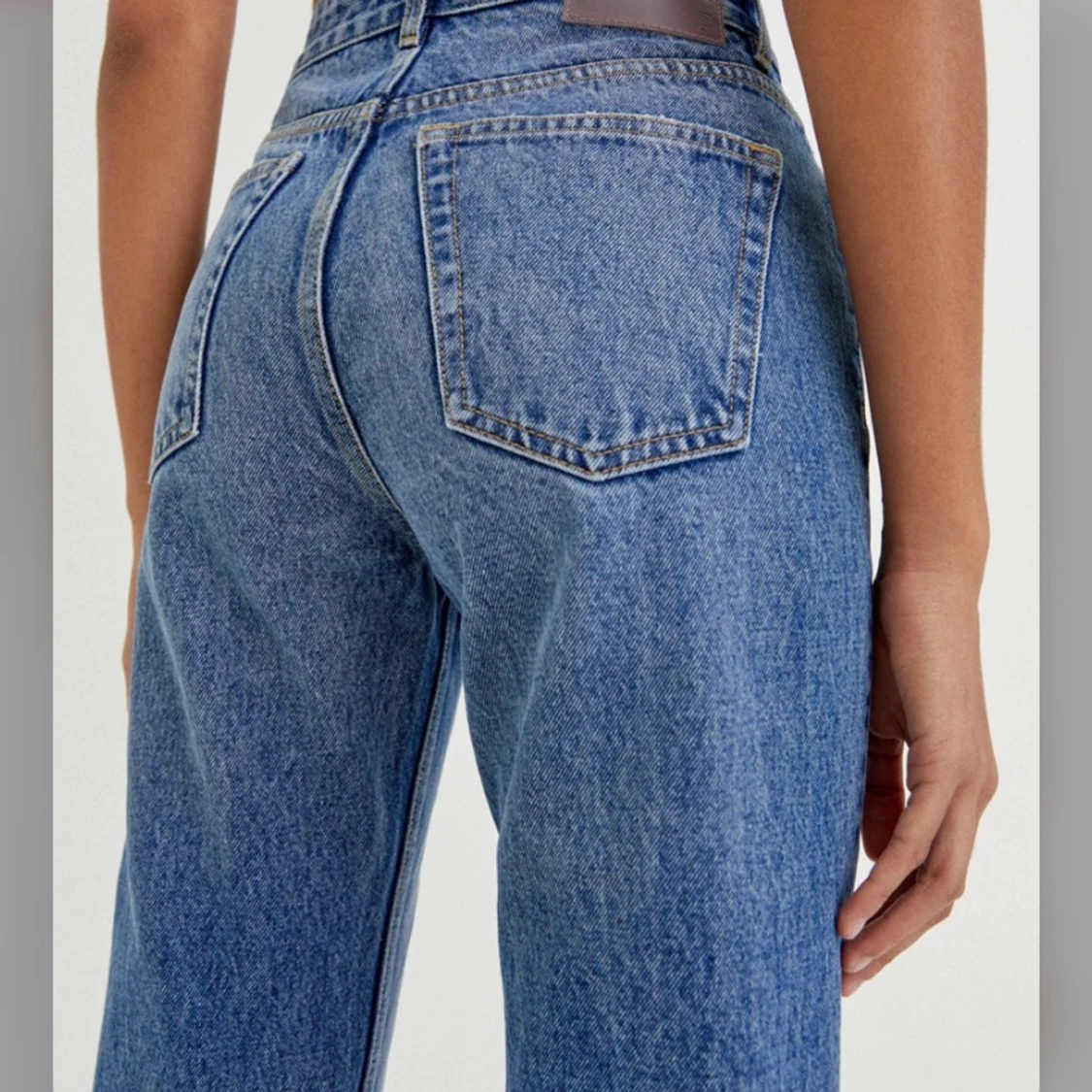 Blåa jeans med slit - 91