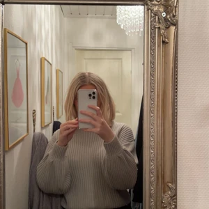 Stickad tröja storlek s  - Köpte denna tröja för ett tag sen, bara använd 1 gång. Väldigt skön och mjuk i materialet 