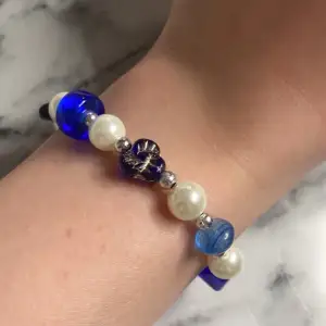 Super fint blått armband💙I armbandet tillkommer blåa pärlor i olika former och cream färgade pärlor.På armbandet finns det även små silver pärlor💙Perfekt till en blå outfit!
