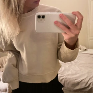Beige collegetröja  - Snygg beige collegetröja köpt på Zara i storlek M men sitter bra på mig som är en S🤍