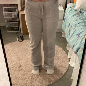Juicy Couture byxor - Namn på byxorna: Cotton Velour Del Ray Pant Quiet Grey. Säljer mina juicy couture byxor eftersom jag tröttnade på färgen ganska fort. De är i bra skick och är bara använda ca 5 gånger. Köpta för 1100 kr. Skriv gärna om du har frågor 🥰