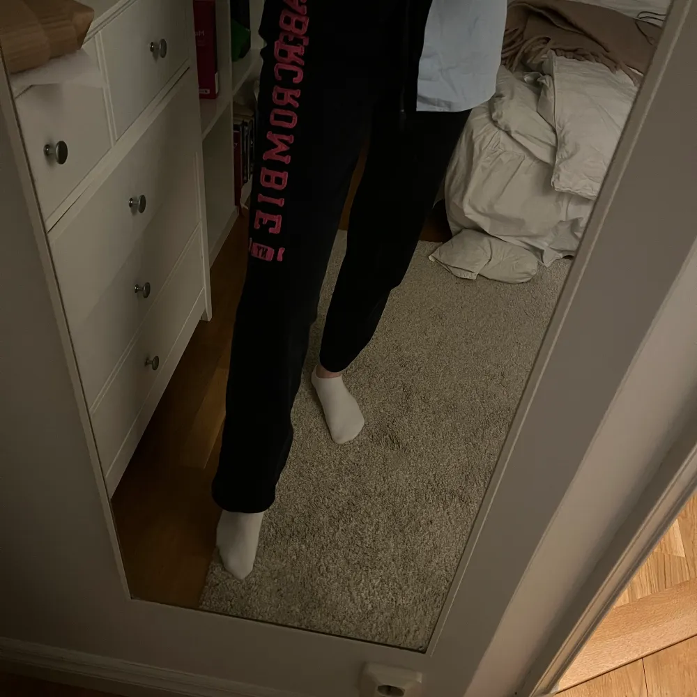 Abercrombie & fitch sweatpants, marinblå med rosa text. Supersköna! Strl M men skulle säga mer som en S. Jag är 1.70.. Jeans & Byxor.