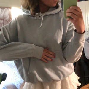 Blå hoddie - Säljer denna snygga ljusblåa hoddien från Weekday! Säljer pågrund av att jag inte använder den så mycket. Storlek XS men passar mig som brukar ha storlek M/S. Kan mötas upp eller skickas! ☺️