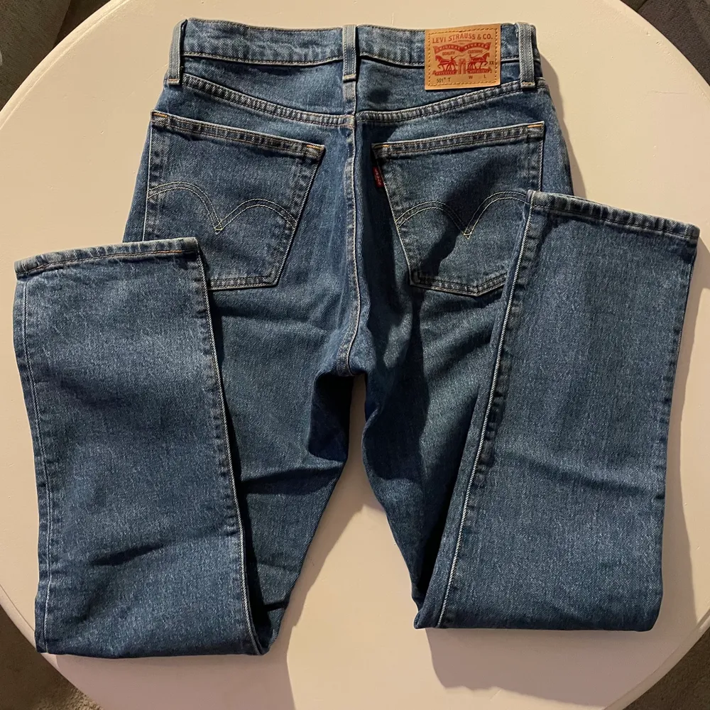 Säljer nästintill oanvända Levis 501 crop jeans i dammodell, pga dom är försmå och korta på mig. Byxorna är i nyskick, midja 69 cm, Höft 91,5 cm. Jag är 170 cm lång och bär vanligtvis storlek 36 samt 27. Säljer även ett par likadana fast i annan färg. . Jeans & Byxor.