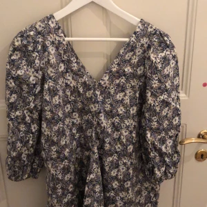 Fin klänning - Oanvänd har prislapp kvar! Köpt för 550kr från ”object”. Storlek 40. 