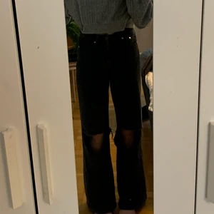 Jeans - Snygga jeans från bershka ⚡️ säljer pga ingen användning⚡️ bra skick men hålen har töjts lite💕