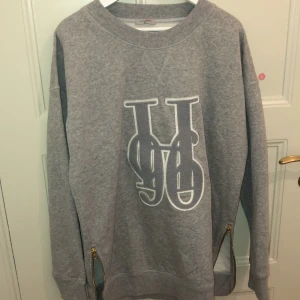 Hunkydory tröja - Ganska lång/oversized. Ej säker på storleken men tror den passar small/medium 