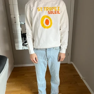 Vit college tröja från ZARA stl S - Vit oanvänd college tröja från zara herravdelning, true to size så den passar S men skulle även sitta snyggt oversize om man vanligtvis har XS