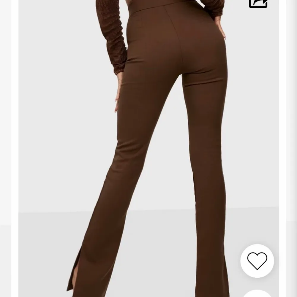 Jätte fina bruna slits byxor från biancas samarbete med Nelly.com, dom är i storleken 42 men är jätte små i storleken så skulle säga att dom är mer som 40. Köpta för 499kr och säljer för 300kr. Jeans & Byxor.