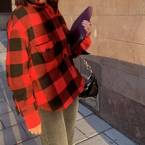 Röd rutig kappa - Säljer min rödrutiga kapp inköpt 2019 men knappt använd. Den är helt felfri och har bara hängt i garderoben! 
