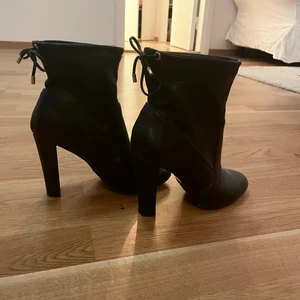 Klackskor  - Klackskor från River Island i skinnimitation. 