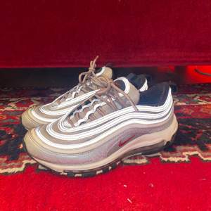 Använda Nike airmax 97 or i Stl 38,5 :).      nypris: 1700kr 