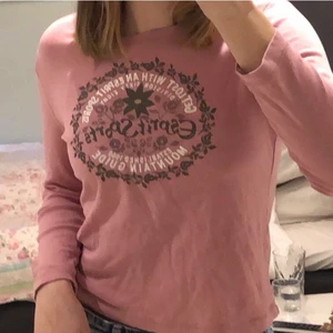 Rosa långärmad  - Rosa tröja från ett märke som heter esprit sports, den är i storlek s men är lite kort i ärmarna. På sista bilden kan man se en pytte liten fläck men den syns inte i vanligt dagsljus då den är så blek och liten. Den är även lite nopprig nere i sömnen. Köpt secondhand men aldrig använd av mig.⭐️